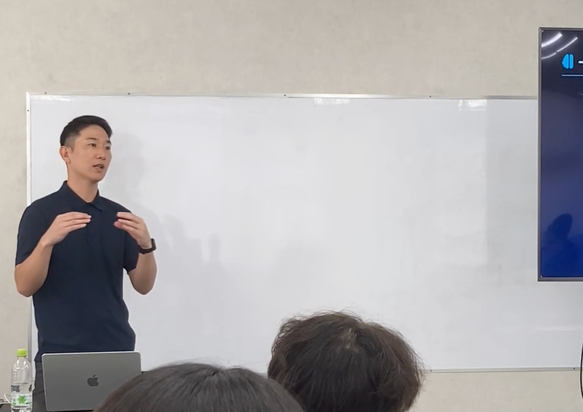 受講者に向けて講義を行う様子